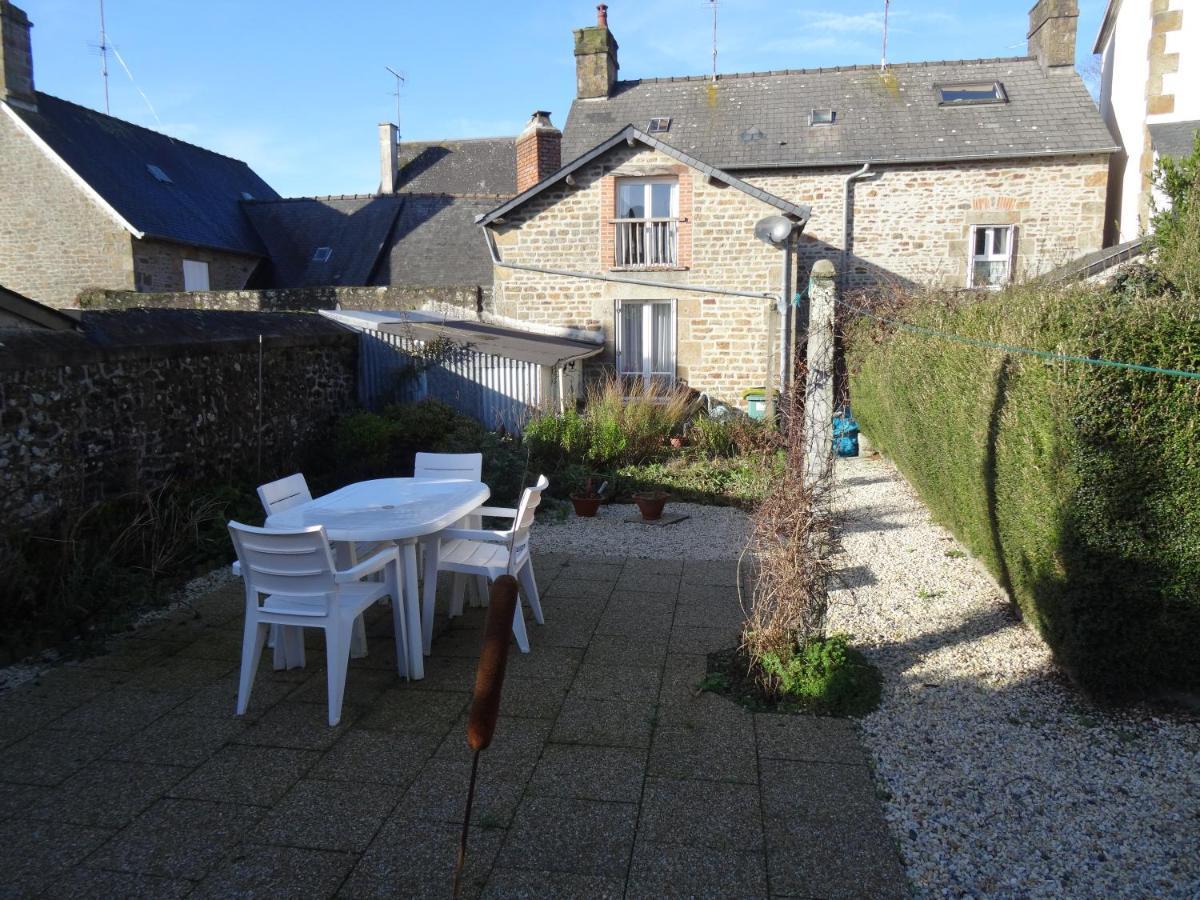 Charming French Cottage-Gite In The Heart Of Quiet Gorron Bagian luar foto
